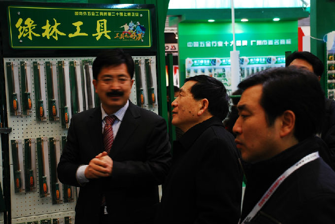 安惠民副会长参观五金博览会 赞赏规模与展品(图2)