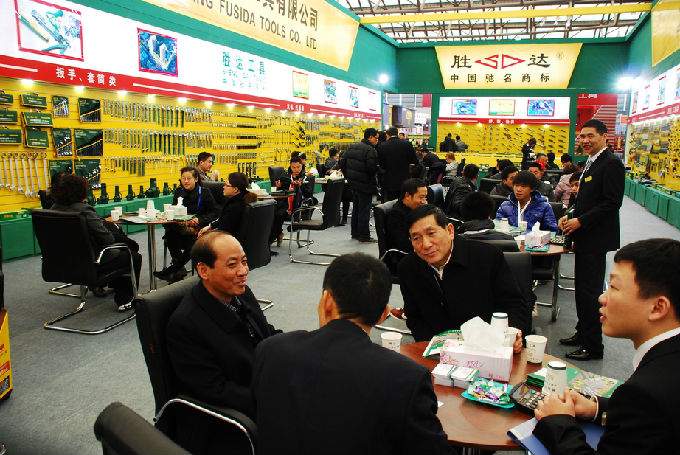 安惠民副会长参观五金博览会 赞赏规模与展品(图4)