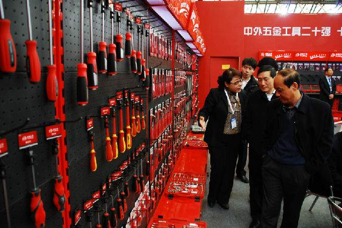 安惠民副会长参观五金博览会 赞赏规模与展品(图1)