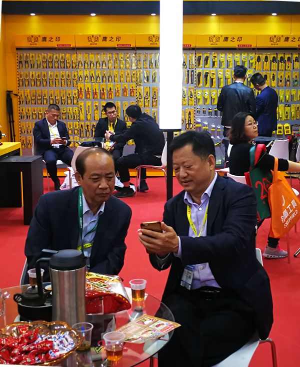 朱仁和理事长莅临第三十二届中国国际五金博览会现场(图1)