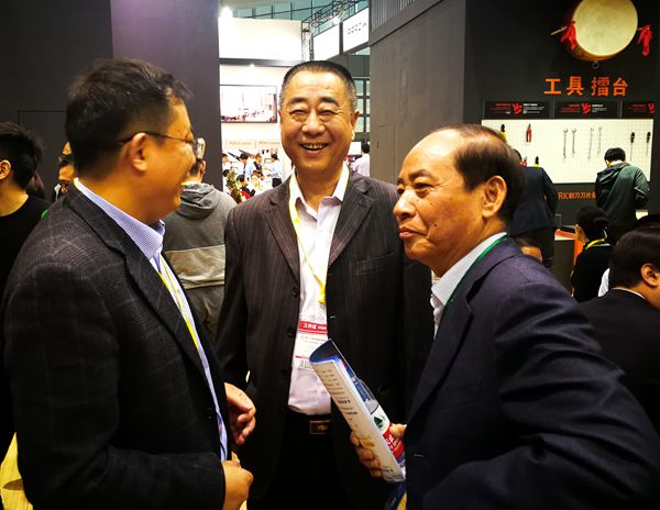 朱仁和理事长莅临第三十二届中国国际五金博览会现场(图2)